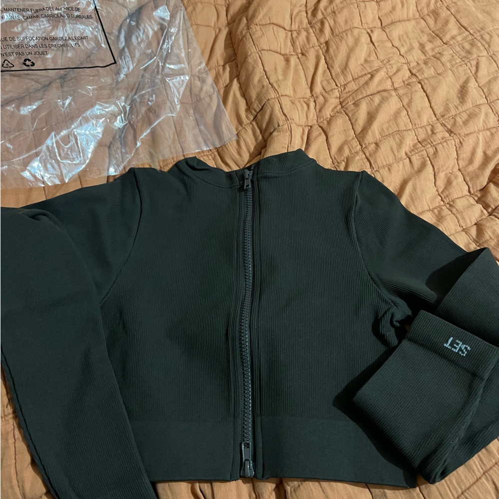 SET Active Black Ribbed Zip-Front Crop Top